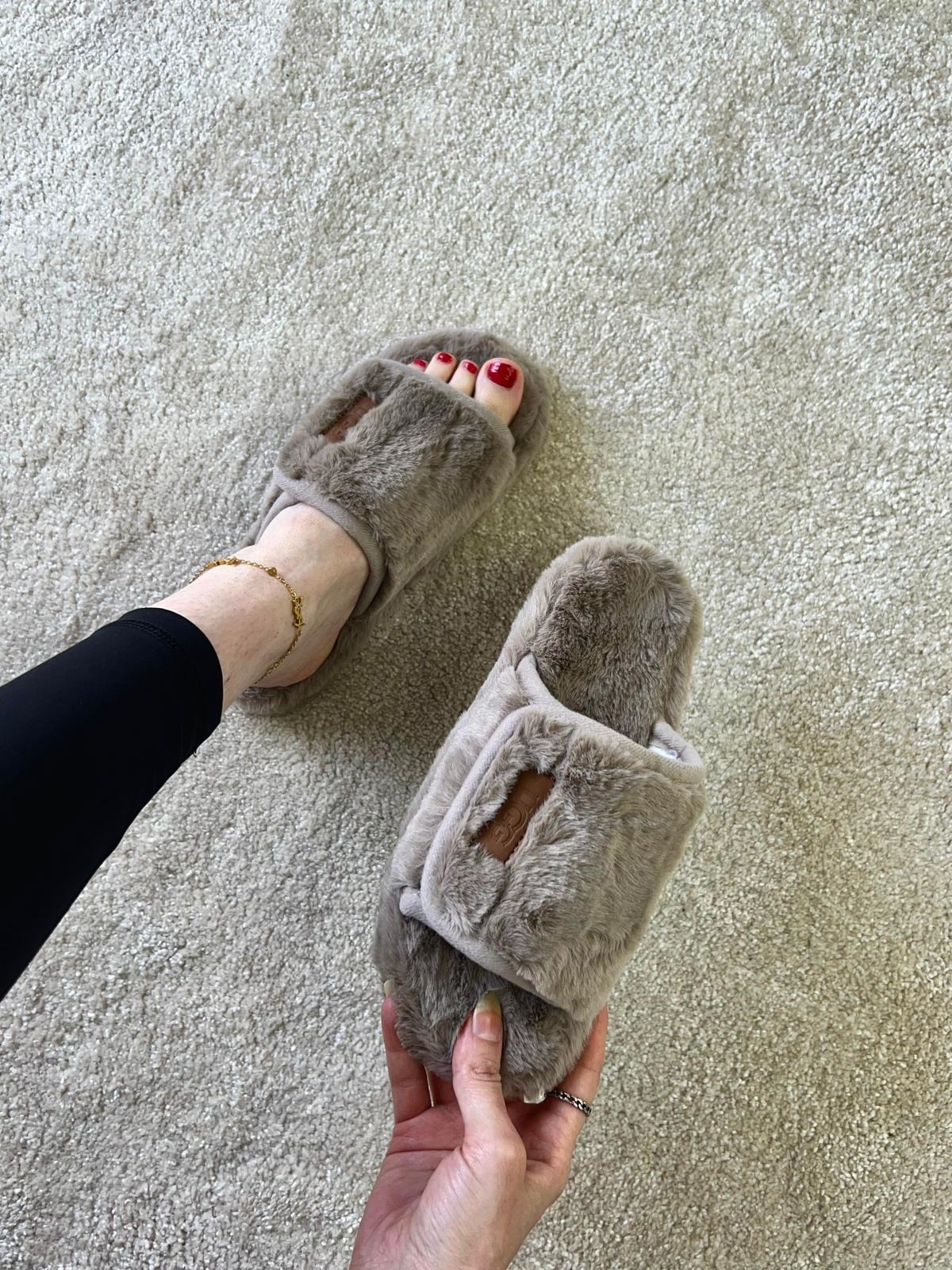 IMG-20251101-WA0107-1.jpg UGG Slipper - الصورة 1