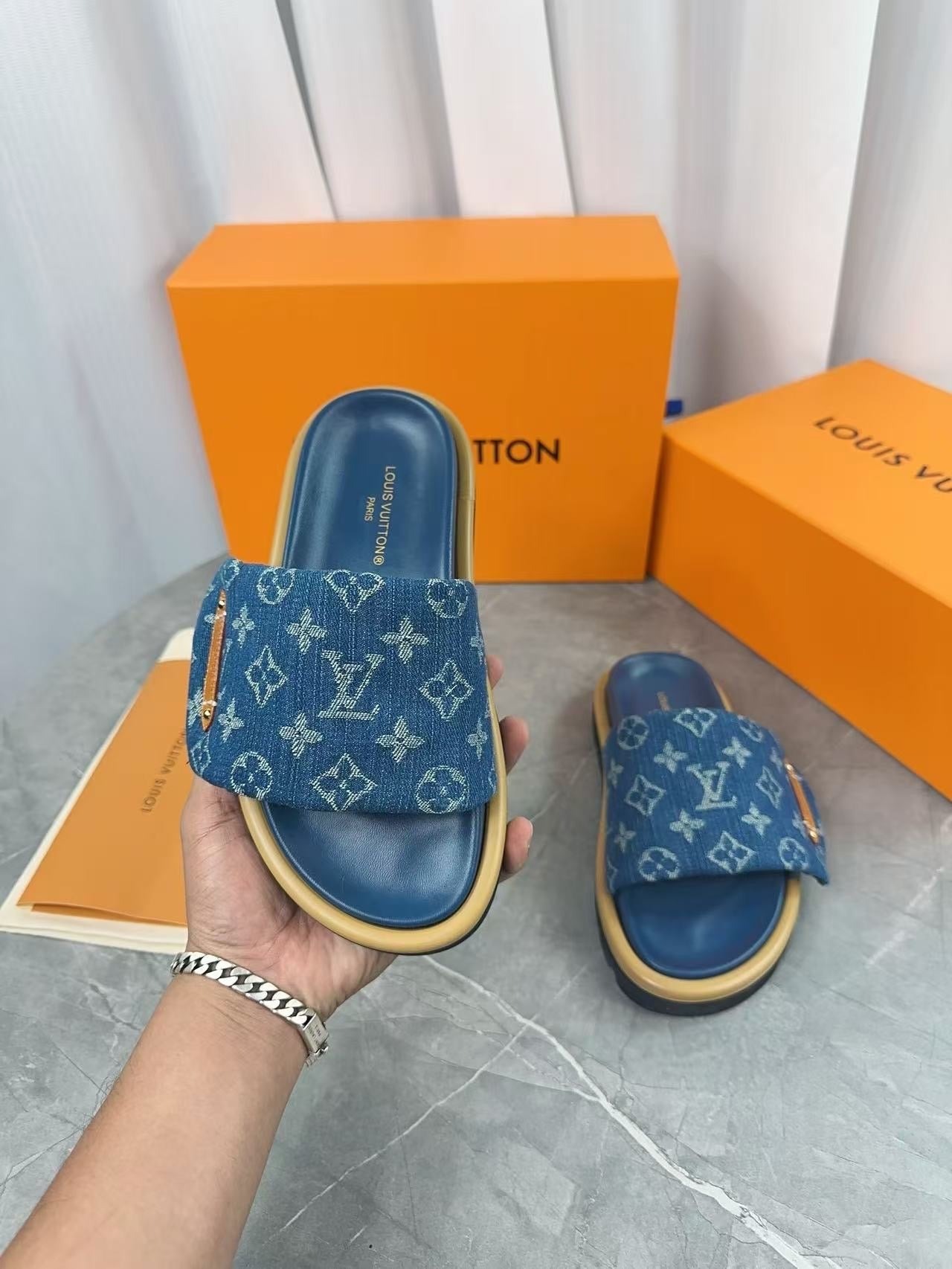 E0E0FC80-1563-48D5-BE53-3ED8296FFC40-1.jpg Louis Vuitton2 - الصورة 1