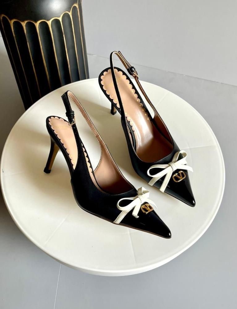 0f98de10-7468-4f90-a3b3-41e7302956c1-1.jpg Valentino Garavani Bepointy Heels - الصورة 1