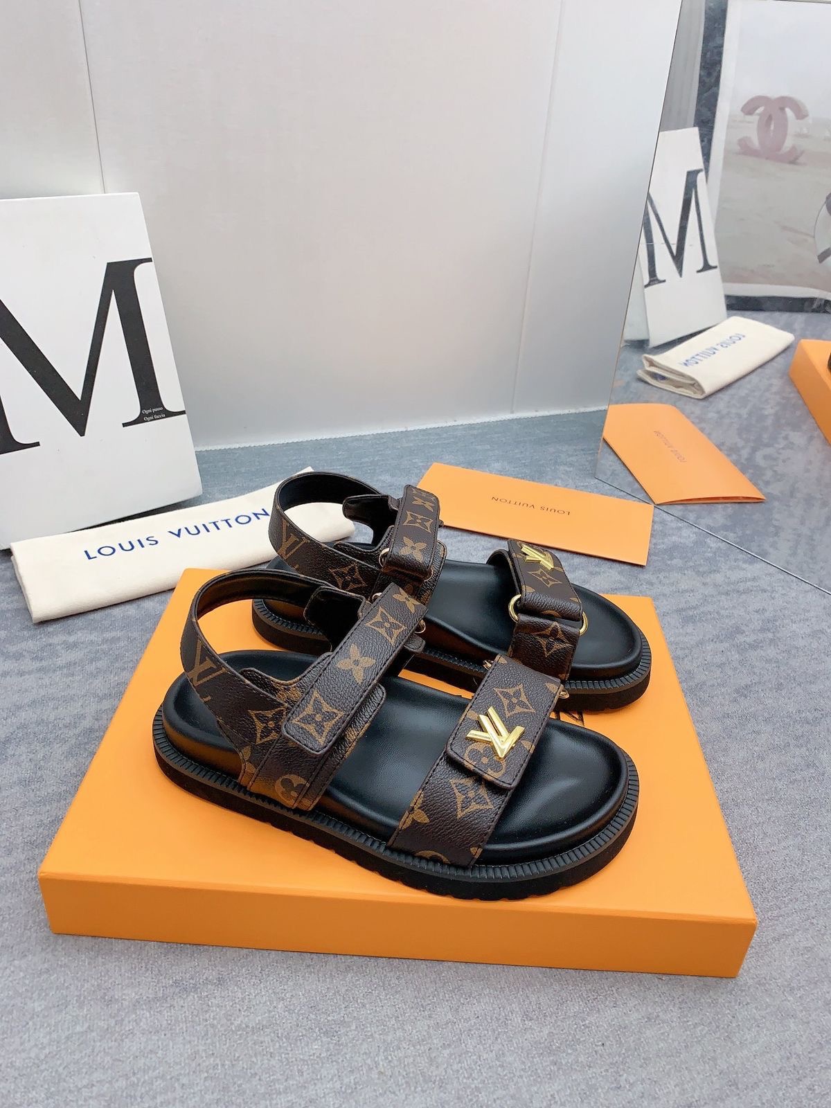 PHOTO-2026-05-09-15-09-24-2-1.jpg Louis Vuitton Sunset Flat Comfort Sandal - الصورة 1
