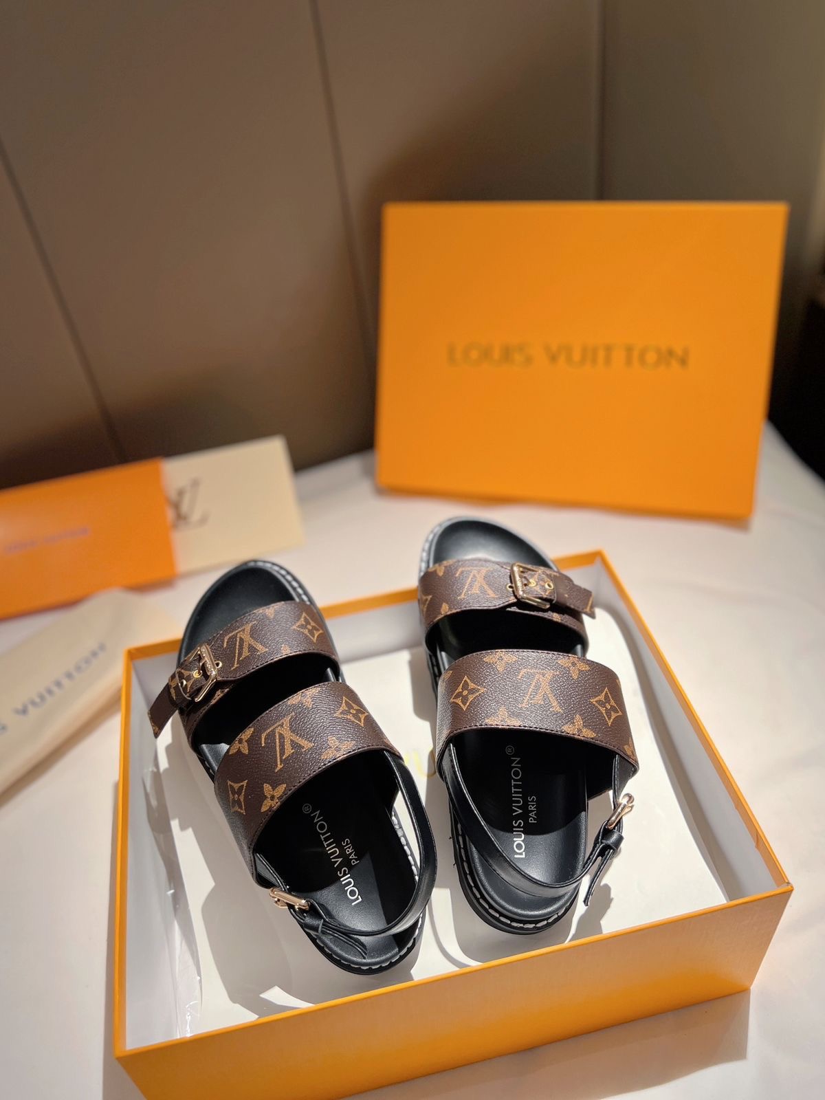 PHOTO-2026-05-09-15-09-26-1.jpg Louis Vuitton Flat Sandal - الصورة 1