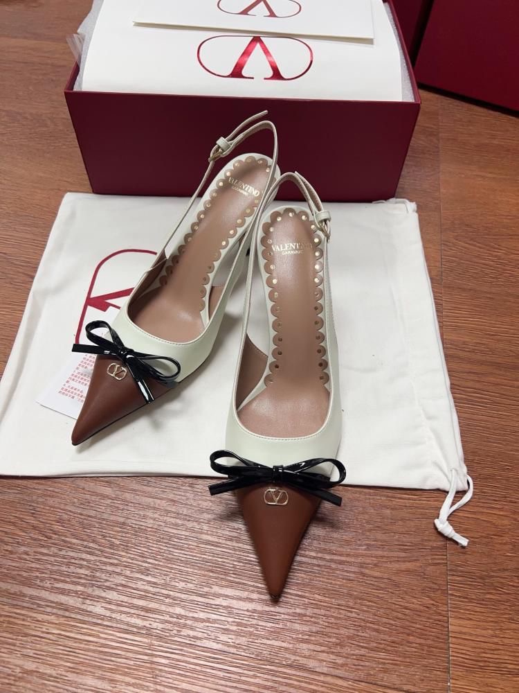 c3d28a05-8f57-4511-af9f-7f15112adf72-1.jpg Valentino Garavani Bepointy Heels - الصورة 1