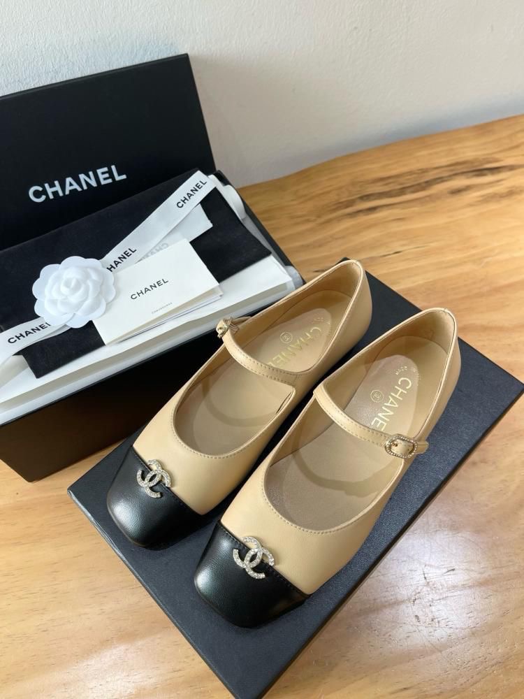 ce202969-f828-40ec-ae21-09403a3f38e7-1.jpg Chanel Mary Jane Flat - الصورة 1