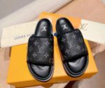 ⁦Louis Vuitton slippers⁩ - الصورة ⁦3⁩